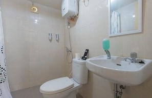 Shower, free toiletries, towels - Nice And Comfy Studio At Amethyst Apartment (Jakarta)