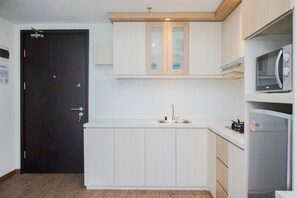 Refrigerador, microondas, placa de cocina, utensilios de cocina