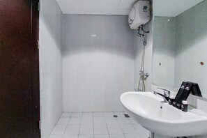 Dusche, kostenlose Toilettenartikel, Handtücher