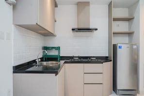 Fridge, stovetop, cookware/dishes/utensils, dining tables