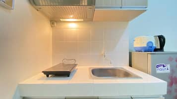 Fridge, stovetop, cookware/dishes/utensils, dining tables