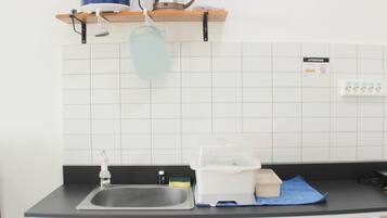 Jääkaappi, liesi, keittoastiat/astiat/ruokailuvälineet, ruokailupöytä