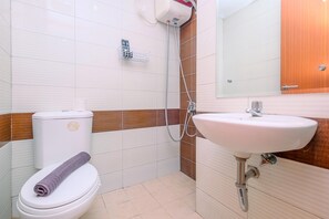 Shower, free toiletries, towels