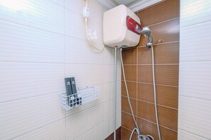 Dusche, kostenlose Toilettenartikel, Handtücher
