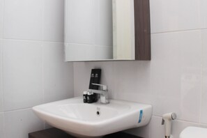 Shower, free toiletries, towels