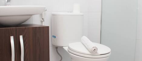 Shower, free toiletries, towels