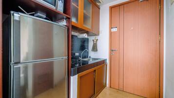 Standard Apartment | Private kitchen | Fridge, microwave, stovetop, rice cooker