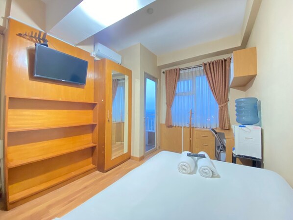 TV - Stylish Studio Room Apartment at Harvard Jatinangor (Cileunyi)