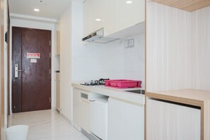 TV - Comfy And Minimalist Studio At Sky House Bsd Apartment (Pagedangan)