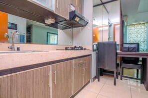 Geladeira, cooktop, talheres/pratos/utensílios de cozinha