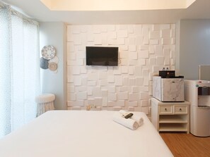 TV - Warm And Homey Studio At Vida View Makassar Apartment (Makassar)