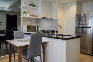 아파트 | 전용 주방 | 냉장고, 전자레인지, 쿡탑, 조리 도구/접시/주방 기구