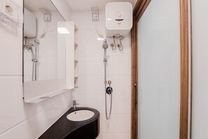Dusche, kostenlose Toilettenartikel, Handtücher