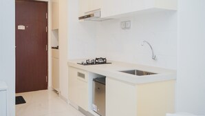 Una cucina moderna con piano cottura a gas integrato, lavello e forno a microonde.
