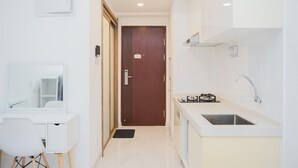 Una cucina moderna con lavello, piano di lavoro e una porta in legno.