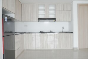 Frigorífic, placa de cuina i utensilis de cuina, vaixella i coberteria 