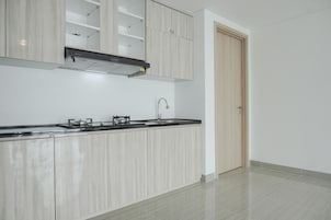 Refrigerador, placa de cocina, utensilios de cocina, mesa de comedor