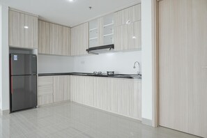 Geladeira, cooktop, talheres/pratos/utensílios de cozinha