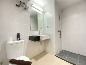 Ducha, artículos de higiene personal gratuitos y toallas