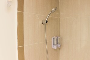 Shower, perlengkapan mandi gratis,  dan handuk