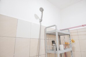 Dusche, kostenlose Toilettenartikel, Handtücher