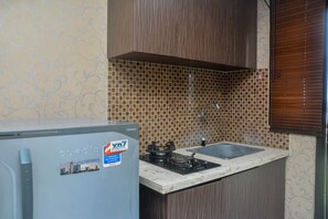 Kühlschrank, Herdplatte, Kochgeschirr/Geschirr/Besteck, Esstisch