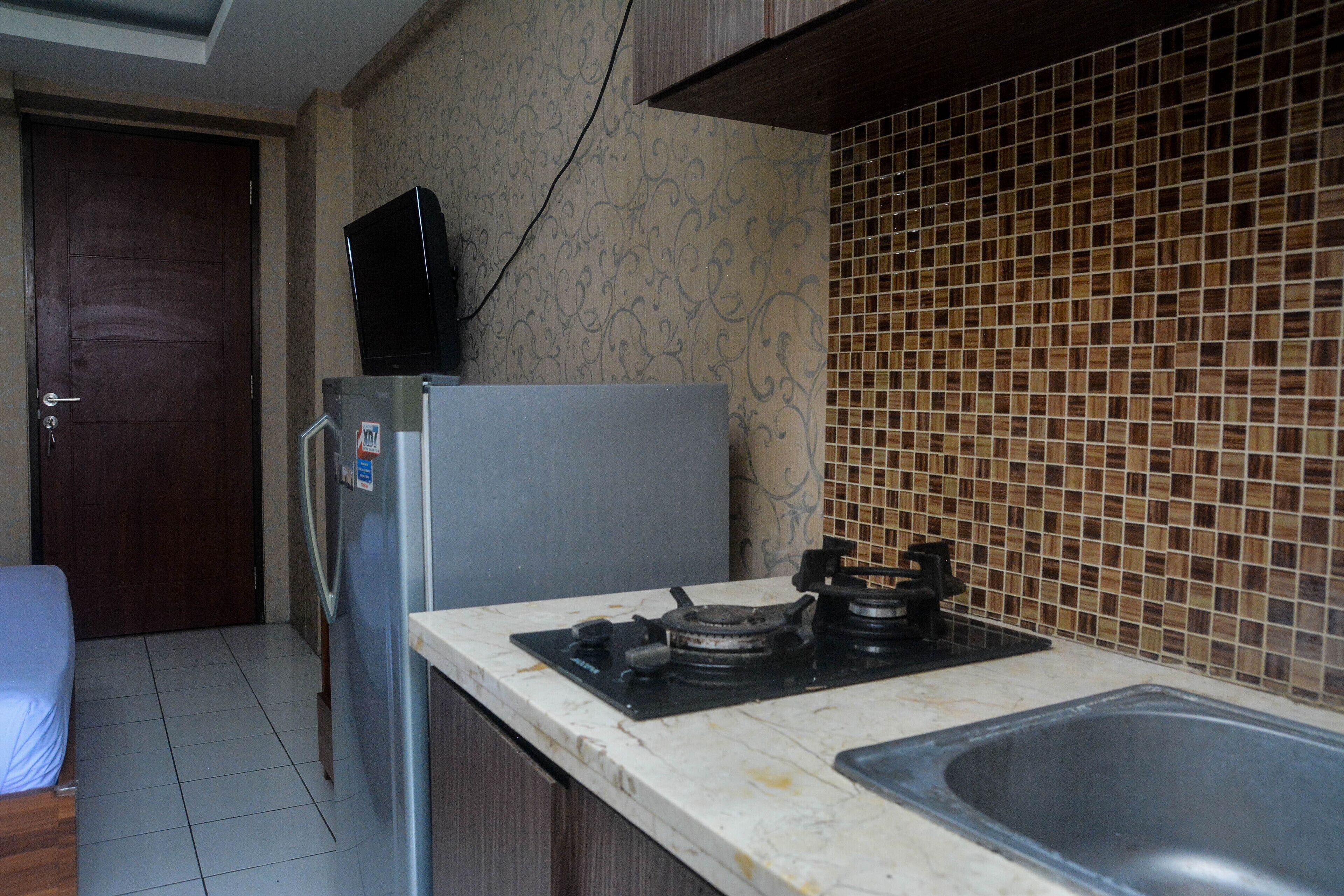 Geladeira, cooktop, talheres/pratos/utensílios de cozinha