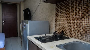 Geladeira, cooktop, talheres/pratos/utensílios de cozinha