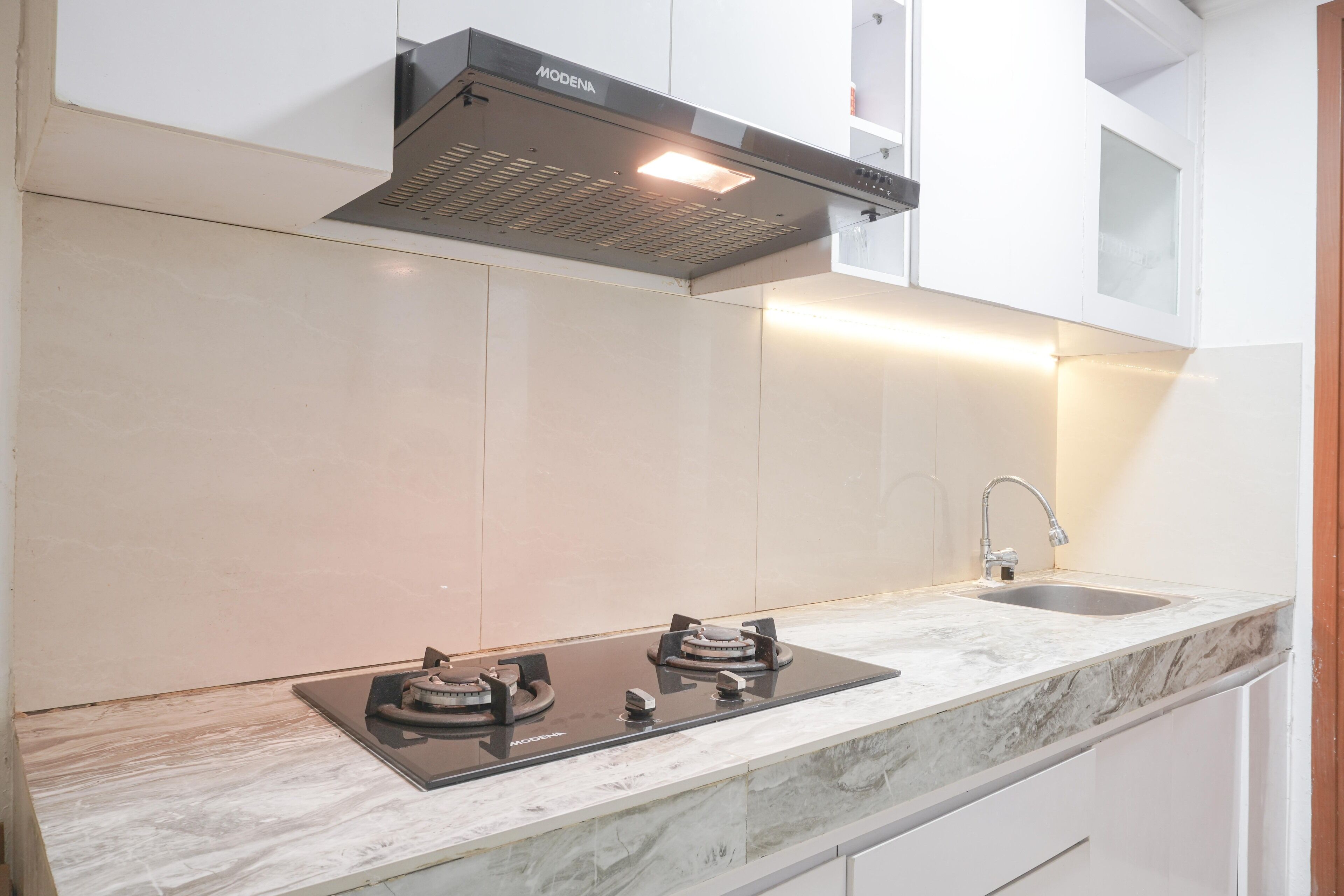 Fridge, stovetop, cookware/dishes/utensils, dining tables