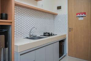 ثلاجة، موقد طهي مسطح، مستلزمات طهي/أطباق/أوعية، مائدة طعام