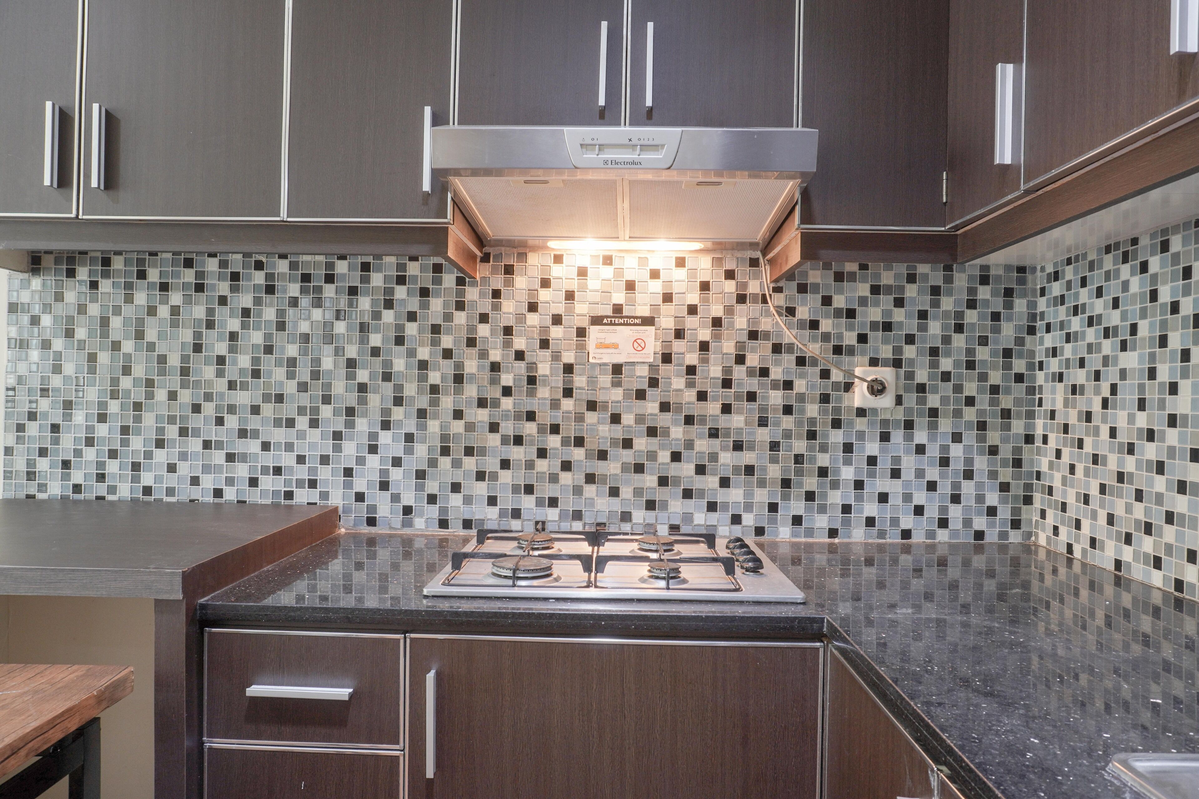 Lemari es, kompor, peralatan masak/sendok-piring, dan meja makan