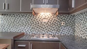 Lemari es, kompor, peralatan masak/sendok-piring, dan meja makan