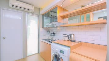 Geladeira, cooktop, talheres/pratos/utensílios de cozinha