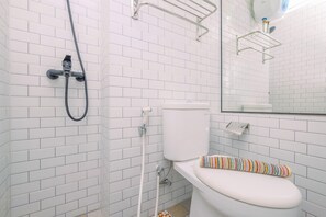 Een douche, gratis toiletartikelen, handdoeken, zeep