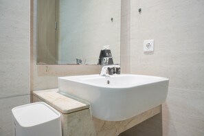 Chuveiro, produtos de toalete grátis, toalhas de banho 