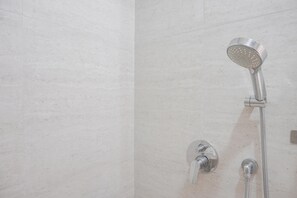 Dusche, kostenlose Toilettenartikel, Handtücher