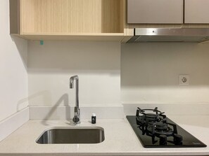 Refrigerador, placa de cocina, utensilios de cocina, mesa de comedor