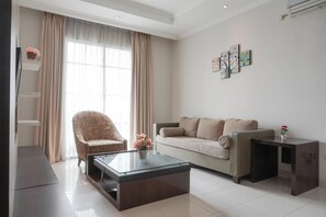 TV - Cozy Stay And Tidy 1Br At The Bellezza Apartment (Jakarta)