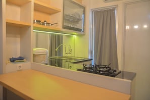 Refrigerador, parrilla de estufa, utensilios de cocina y comedor 
