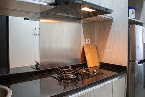 Réfrigérateur, surface de cuisson, vaisselle et ustensiles