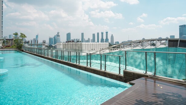 Piscina no terraço com vista para o horizonte da cidade.