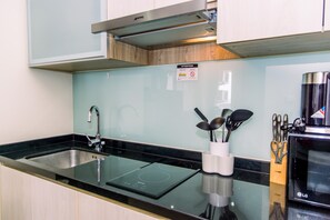 Refrigerador, microondas, parrilla de estufa y utensilios de cocina 
