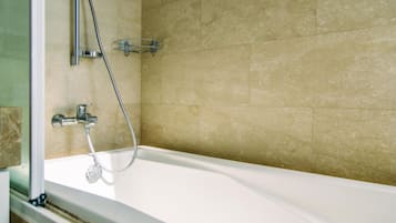 Shower, perlengkapan mandi gratis, handuk, dan sabun