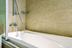Regadera, amenidades de baño gratuitas, toallas, jabón