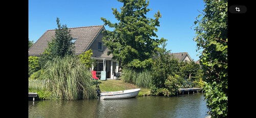 Ferienhaus  am Wasser mit zwei eigenen Bootsstegen und Boot, W-Lan 