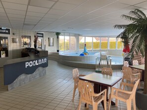 Een binnenzwembad en een verwarmd zwembad