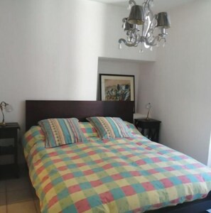 1 habitación, escritorio y ropa de cama 