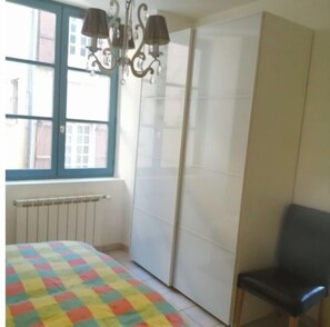 1 chambre, bureau, draps fournis