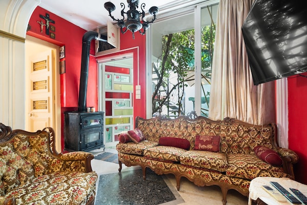 TV - Holiday Home Villa Maria and Dimosthenis with Sea View, Garden & Wi-Fi (Kalamata)