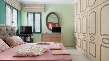 3 bedrooms, iron/ironing board, free WiFi, bed sheets